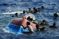 Lors d’une opération de sauvetage de l’ONG espagnole Open Arms, au sud de l’île de Lampedusa (Italie), le 11 août 2022. FRANCISCO SECO / AP