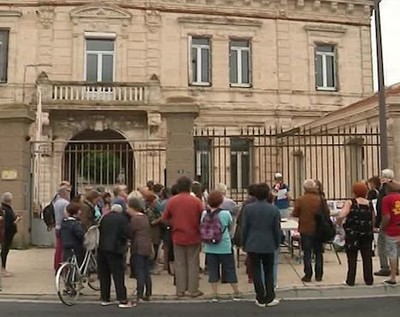 Manifestation devant le centre de rétention administrative de Sète en soutien au migrants détenus.