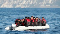 Un bateau de migrants s'approchent des côtes du Kent, au Royaume-Uni, le 4 août 2021. Crédit : Reuters