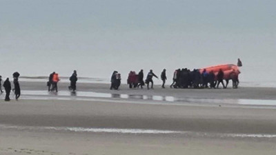 Plusieurs migrants sont montés à bord d’un bateau pneumatique ce jeudi matin, devant de nombreux promeneurs sur la plage de Malo-les-Bains.