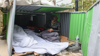 Un migrant afghan dort dans les rues de Paris, en août 2018. Crédit : Mehdi Chebil pour InfoMigrants