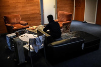 Un migrant dans une salle de réunion de fortune d’un immeuble de bureaux transformé en squat à Vitry-sur-Seine, le 19 novembre 2021. CHRISTOPHE ARCHAMBAULT / AFP