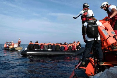 Des volontaires du navire l’« Aquarius », de l’ONG française SOS-Méditerranée, secourent des migrants, au large des côtes libyennes, le 12 mai. LOUISA GOULIAMAKI / AFP