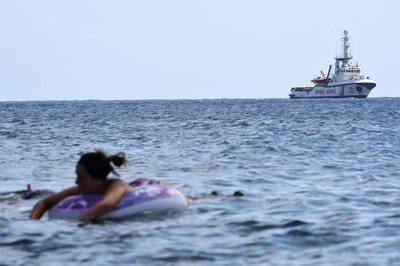 L’« Open Arms » a jeté l’ancre au large de Lampedusa, en Italie. GUGLIELMO MANGIAPANE / REUTERS