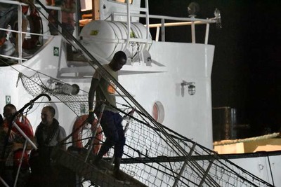 Un migrant débarque du navire « Open-Arms » à Lampedusa en Italie, mardi 20 août. SALVATORE / AP