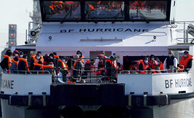 Des migrants sont conduits à Douvres sur un bateau de la Border Force britannique après avoir été secourus sur la Manche, vendredi 8 octobre 2021. GARETH FULLER / AP