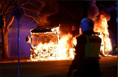 Depuis quinze jours, de violentes émeutes parties des quartiers fortement islamisés de Suède secouent le pays. TT NEWS AGENCY / REUTERS