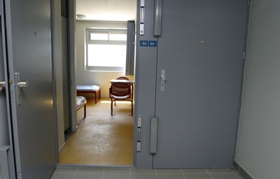  Une chambre du centre de rétention de Cornebarrieu, près de Toulouse. Illustration — Fred Scheiber/20 Minutes