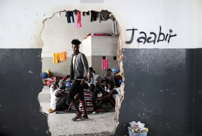 Dans un centre de migrants de Tadjourah, près de Tripoli, le 24 avril. AHMED JADALLAH / REUTERS