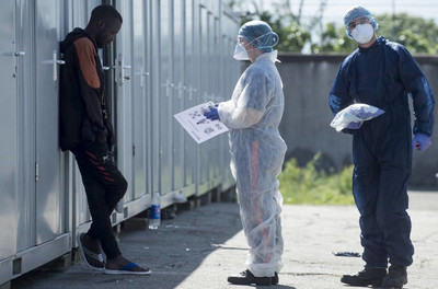 Un jeune homme est contrôlé dans un centre de rétention administratif près de Nantes dans le cadre de la crise sanitaire et des dépistages à la Covid-19, mai 2020. Sebastien SALOM-GOMIS / AFP
