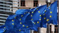 Des drapeaux européens devant le siège de la Commission européenne, à Bruxelles. Crédit : Reuters