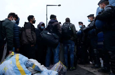 Des migrants évacués de leur camp à Saint-Denis, près de Paris, le 17 novembre. NOEMIE OLIVE / REUTERS
