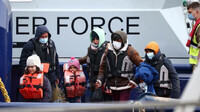 Des migrants escortés par la Border Force britannique dans le port de Douvres après avoir traversé la Manche, le 1er mai 2022. Crédit : Reuters