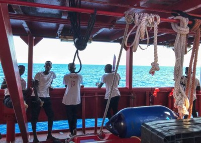 Des migrants sur le pont du « Ocean Viking », navire de sauvetage affrété par les ONG françaises SOS Méditerranée et Médecins sans frontières, le 20 août 2019, en Méditerranée. ANNE CHAON / AFP