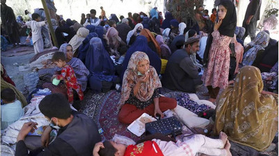 Des réfugiés afghans près de Kaboul, la capitale du pays, le 10 août 2021. (RAHMAT GUL / AP)