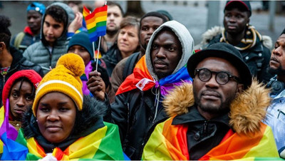 Des demandeurs d’asile lors d’une manifestation pro-LGBT à la Hague, le 26 novembre 2019. Crédit : Picture alliance