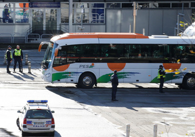 Des policiers et douaniers français contrôlent un bus à Biriatou, situé sur la frontière franco-espagnole le 1er février 2019.  PHOTO : REGIS DUVIGNEAU/REUTERS