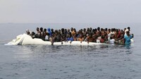 Embarcation pneumatique surchargée de migrants en mer Méditerranée. Photo d'archives AFP 