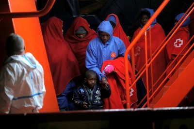 Des migrants interceptés en Méditerranée sont débarqués à Malaga, en Espagne, le 3 janvier 2019. JON NAZCA / REUTERS