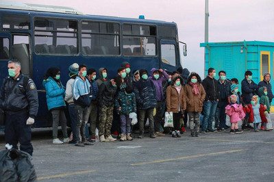 Les réfugiés sur l'île de Lesbos, avant leur transfert en camp fermé, le 20 mars. Photo Manolis Lagoutaris. AFP