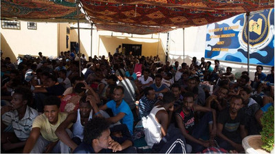Des migrants dans un centre de détention près de l'aéroport de Tripoli, en Libye. Crédit : EPA