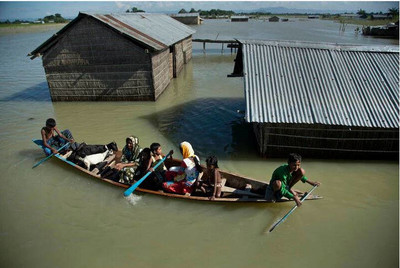 Inondations monstres en Inde dans l'Etat d'Assam suite aux pluies diluviennes et à la crue du fleuve Brahmapoutre, le 31 juillet. (Anupam Nath/AP)