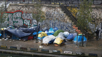 Des migrants dorment sous des tentes au bord du canal Saint-Martin à Paris, le 6 février 2018. Photo AFP archives