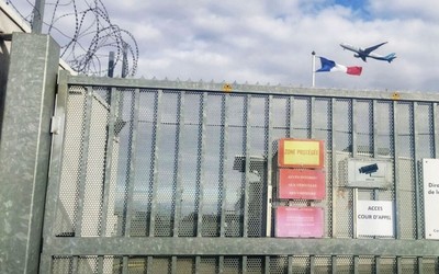  Sur la porte du centre de rétention de Toulouse, une simple affichette indiquant « Cour d’appel » est apposée lorsque se tient une audience par visioconférence (janvier 2018). Cimade,