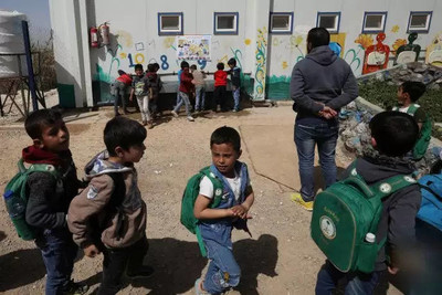 Des réfugiés syriens lors d’une campagne de sensibilisation sur le coronavirus au camp de Zaatari (Jordanie), le 11 mars. MUHAMMAD HAMED / REUTERS