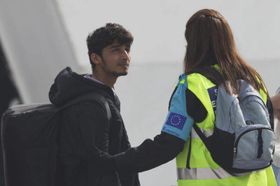 Un agent de Frontex au port de Mytilène, sur l’île de Lesbos, alors qu’un ferry vient d’arriver avec des migrants à son bord, le 8 avril 2016. PETROS GIANNAKOURIS / AP