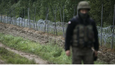  Un soldat polonais passe devant une clôture en barbelés à la frontière avec la Biélorussie (image d'illustration) AFP - JAAP ARRIENS 