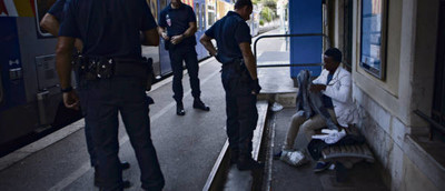 à la gare de Menton, entre Vintimille et Nice, les policiers inspectent les trains en provenance d’Italie. P. Terdjman/NYT-Redux-REA 