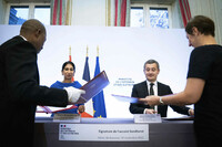 La ministre de l’intérieur britannique, Suella Braverman, et son homologue français, Gérald Darmanin, signent un accord visant à limiter les traversées périlleuses de la Manche, à Paris, le 14 novembre 2022. STEFAN ROUSSEAU / AP