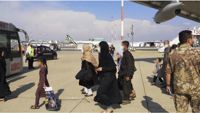 Des civils afghans arrivent à Rome après avoir été évacués de Kaboul, la semaine dernière. Crédit : Ansa 