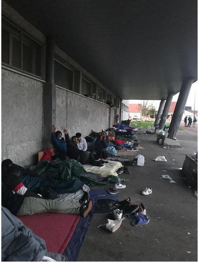 Personnes exilées sur le lieu de vie Calypso à Calais. Source: La Cabane Juridique