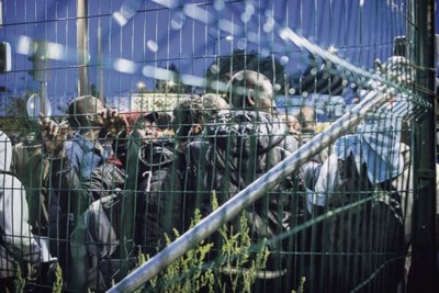 Évacuation du camp de migrants de la porte de la Ch apelle, à Paris, le 18 août. Pour faciliter les expulsions, le gouvernement voudrait passer la durée maximale de rétention administrative de 45 à 90 jours. Magali Bragard
