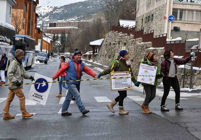 Chaine humaine pour protester contre la politique migratoire du gouvernement, à Briançon (Hautes-Alpes), le 4 décembre. PHILIPPE DESMAZES / AFP