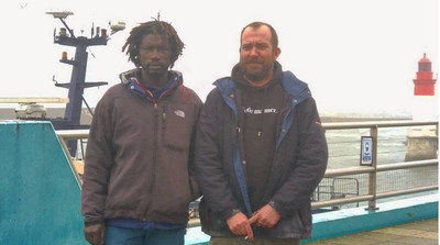 Papa N'diaye, pêcheur sénégalais travaillant en Bretagne, à côté de Charles Braine, président de l'association Pleine Mer. Crédit : Twitter / Association Pleine Mer
