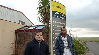 Co-gérant de l’entreprise Langelec à Courseulles-sur-Mer, Kevin Lejard s’est démené avec succès pour aider son apprenti Amadou menacé d’expulsion. (©DR)