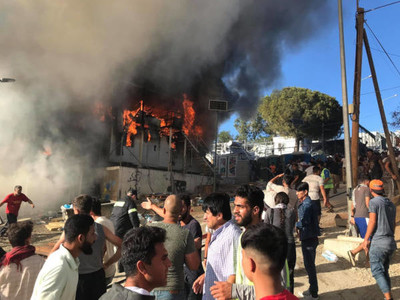 Incendie en ce moment à Moria, l’un des camps de la honte en Grèce, situé à Lesbos, près des côtes turques.