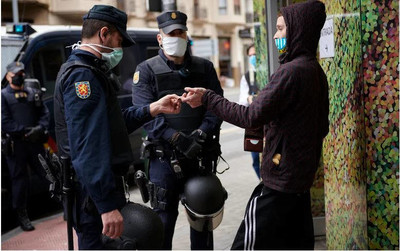 Un contrôle de police aux abords d'une manifestation à Pampelune, en Espagne le 23 mai © AFP / IRANZU LARRASOANA ONECA / NURPHOTO / NURPHOTO VIA AFP