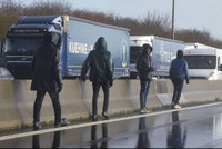 Des migrants le long de l’A16 à Calais tentant d’embarquer vers l’Angleterre, le 17 décembre. | FRANÇOIS LO PRESTI/AFP