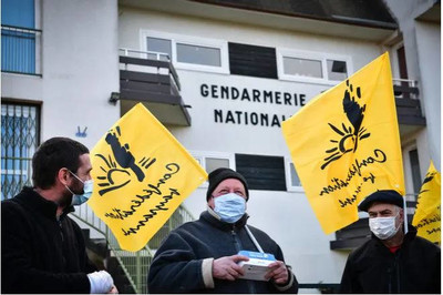 Manifestation de la confédération paysanne devant la gendarmerie de Châtillon-en-Bazois pour protester contre la garde à vue d'un militant lors d'une maraude en Hautes-Alpes, lundi 22 mars 2021. © Pierre DESTRADE