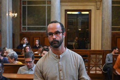 Cédric Herrou, le 11 mars 2020, au tribunal de Lyon.  PHILIPPE DESMAZES / AFP
