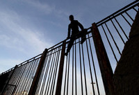 Des centaines de migrants ont franchi d'un coup la frontière entre le Maroc et l'Espagne mercredi 2 mars./ AFP - Antonio Ruiz
