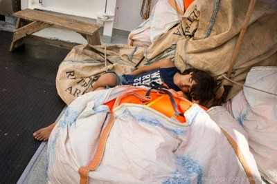 Photo distribuée par l'ONG SOS Méditerranée le 25 septembre montrant un migrant endormi sur le navire humanitaire Aquarius. Photo Maud Veith. AFP