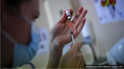 © Christophe ARCHAMBAULT Source: AFP Une infirmière remplit une seringue avec un flacon du vaccin Pfizer BioNTech à l'Institut Pasteur, à Paris, le 21 janvier 2021