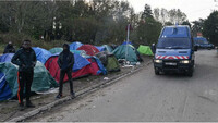 Des gendarmes démantèlent un campement de migrants à Calais, en octobre 2019. Crédit : Mehdi Chebil pour InfoMigrants 