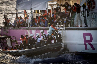 Transbordement des passagers du Louise Michel sur le Sea Watch 4 © Hannah Wallace Bowman/MSF 