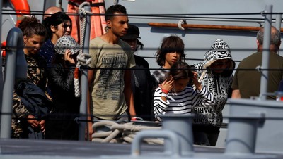  Les 58 migrants sauvés au large de la Libye par le navire humanitaire Aquarius ont débarqué, le 30 septembre 2018, dans le port de La Valette. REUTERS/Darrin Zammit Lupi 